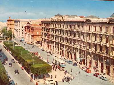 Tutto quindi ebbe inizio nel 1922 con un negozietto al civico 4 di via Roberto da Bari. Nel 1927 l�attivit� si spost� per� al piano terra di Palazzo Stoppelli, in corso Cavour n.40